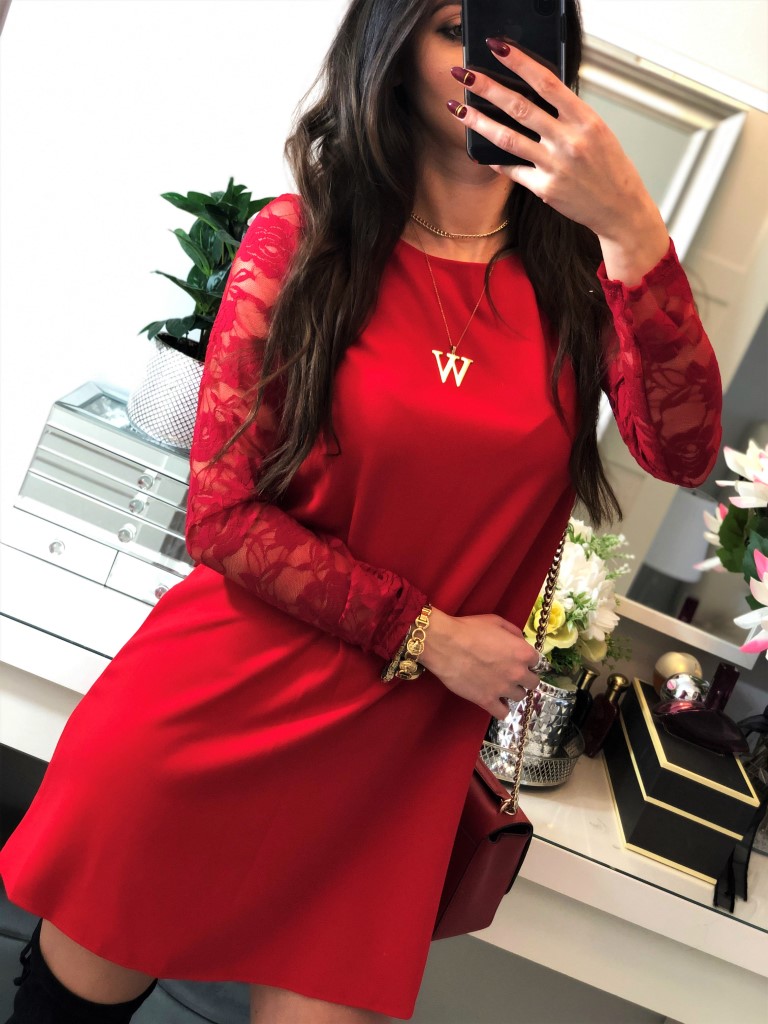 czerwona sukienka oversizowa z koronkowymi rękawami (2) (m)