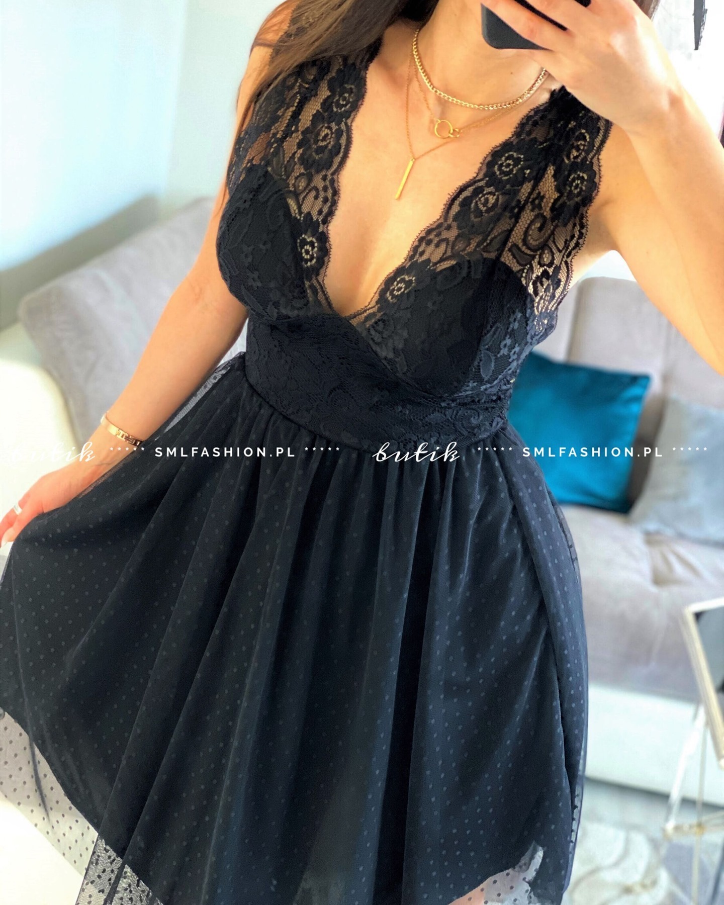 Marsala czarna sukienka koronkowa z tiulem długości midi oraz głębokim dekoltem - butik online smlfashion.pl