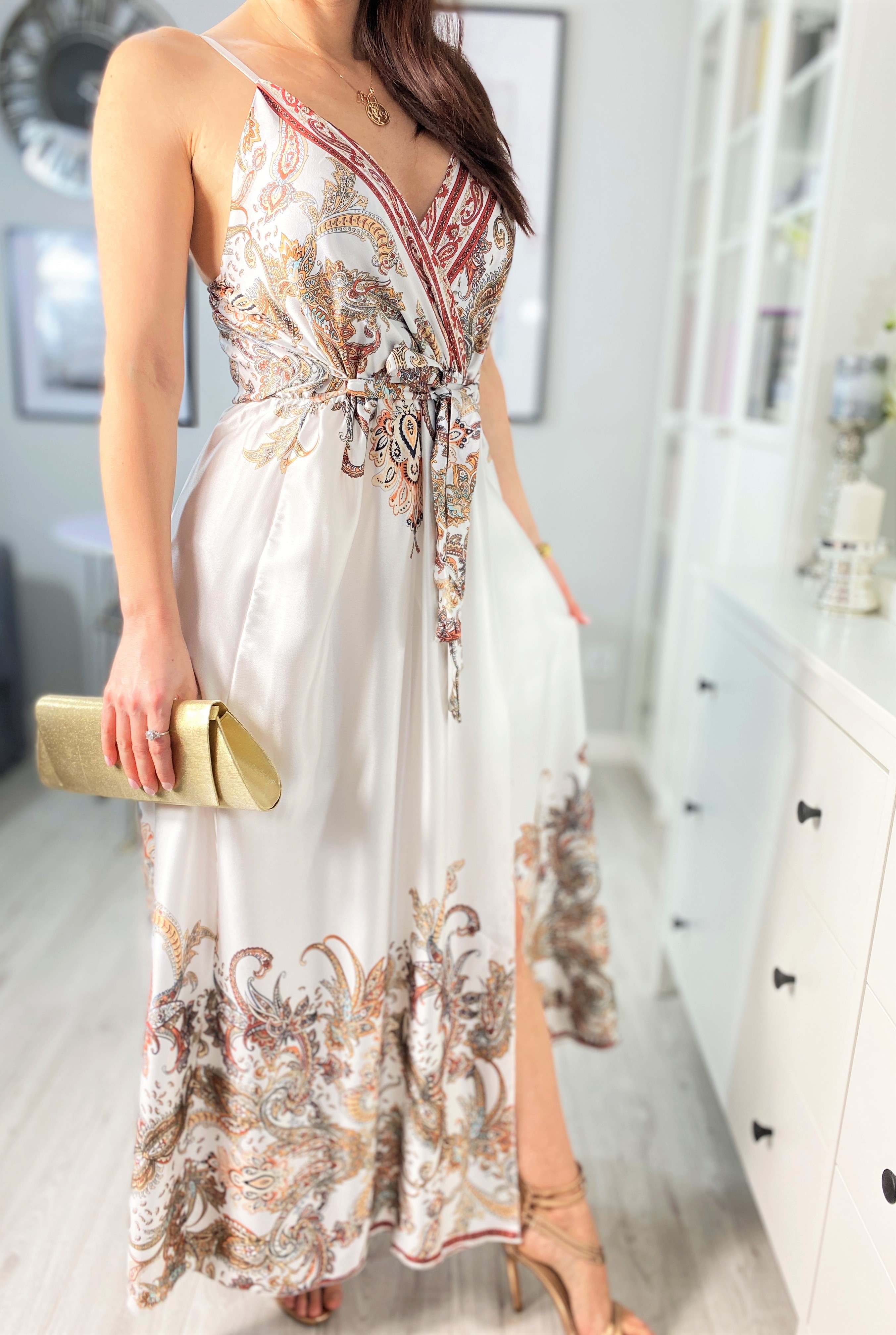Długa biała sukienka elegancka