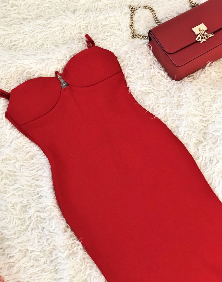 dopasowane eleganckie czerwone sukienki